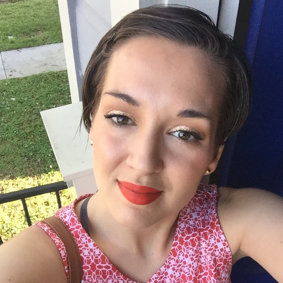 Meet your Posher, Melissa - Picture 1 of 2